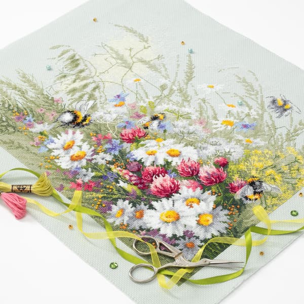 Broderikit Magic Needle "Prästkragar och klöver" 40x30 cm