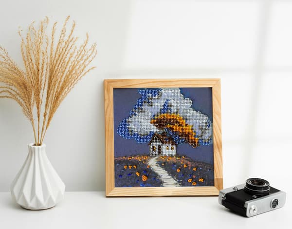 Perlebroderi Abris Art "Hytte under skyer" 15x15cm