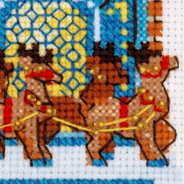 Broderikit Riolis "Hus med slæde" 15x15 cm