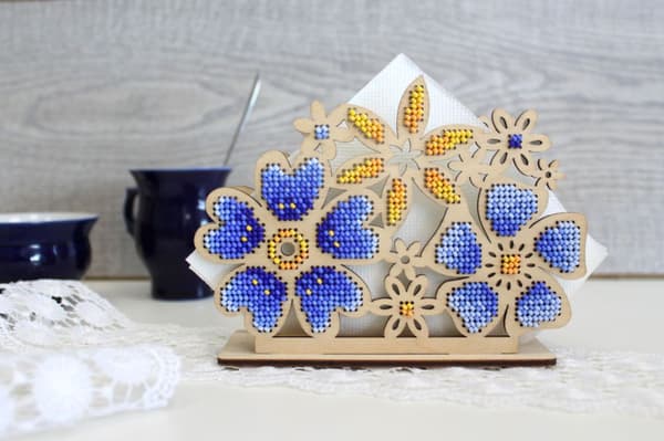 Perlebroderi MP Studia "Servietholder - Blomstereng" 15x11 cm