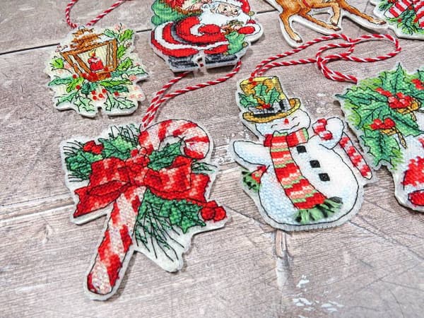 Broderikit LetiStitch LETI966 - "Julelegetøj-kit" 9x10 cm