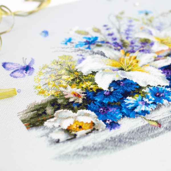 Broderikit Magic Needle "Liljor och blåklint" 40 x 25 cm