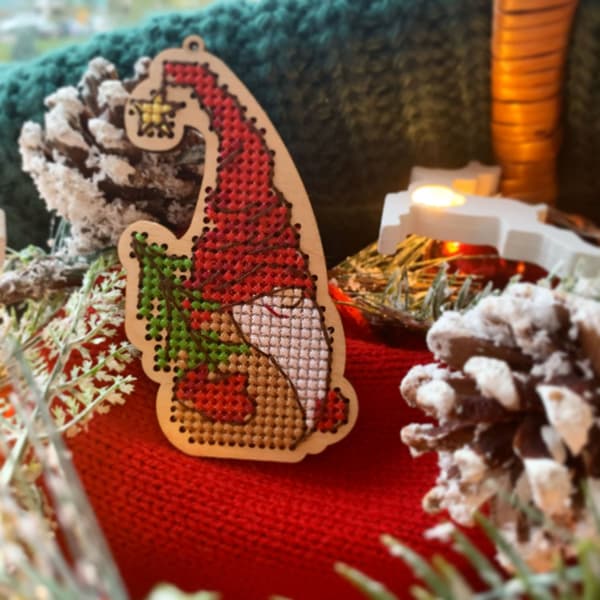 Träbroderi Kind Fox "Tomte med julgran" 5х8.5cm
