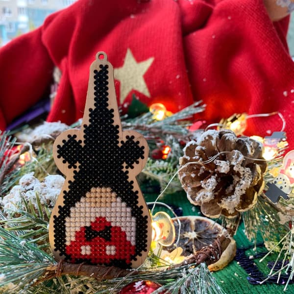 Träbroderi Kind Fox "Tomte i smoking" 4.5х9cm