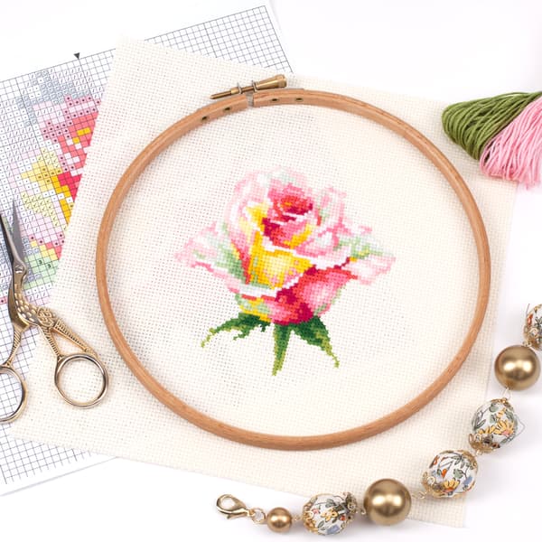 Broderikit Magic Needle "Blommande ros" 11x11 cm