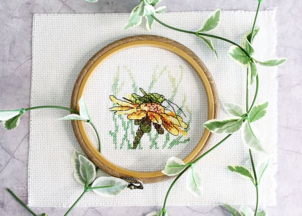 Broderisett MP Studia "Gresshoppe på rød solhatt" 10x14 cm