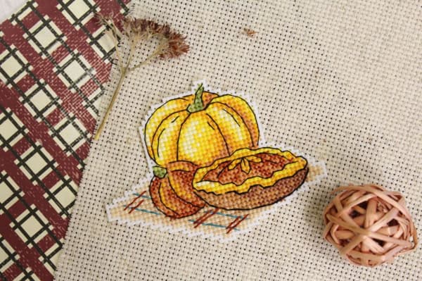 Broderikit Plastik Canvas MP Studia "Græskarfad" 7x8 cm