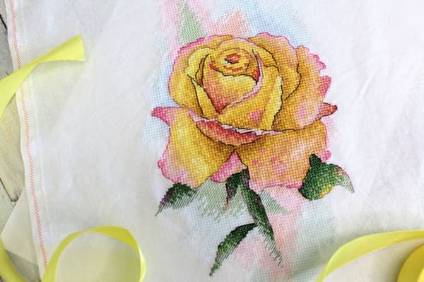 Broderikit MP Studia "Gul rose" 14x27 cm