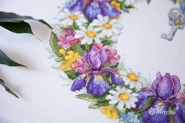 Broderikit Merejka K-108 - "Krans med iris" 25x26 cm