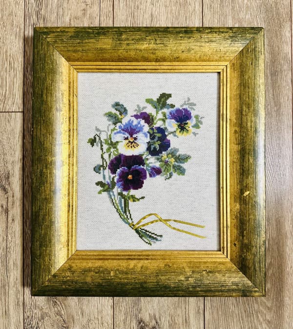 Broderikit Riolis "Buket med stedmoderblomster" 24x30 cm