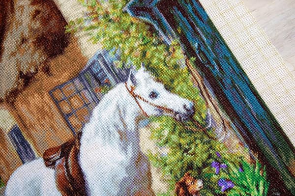 Broderikit Petit point Luca-S "Ved hytten" 24x30 cm