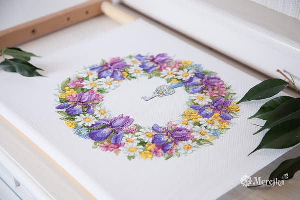Broderikit Merejka K-108 - "Krans med iris" 25x26 cm