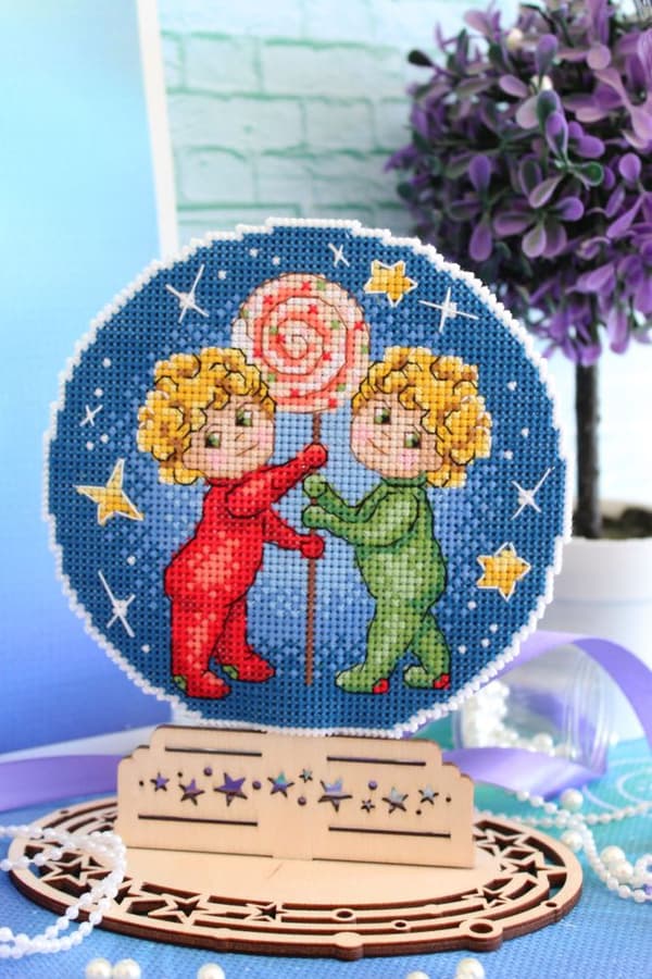 Broderisett Plastic Canvas MP Studia "Zodiakkteppet. Tvillingene" 12x12 cm