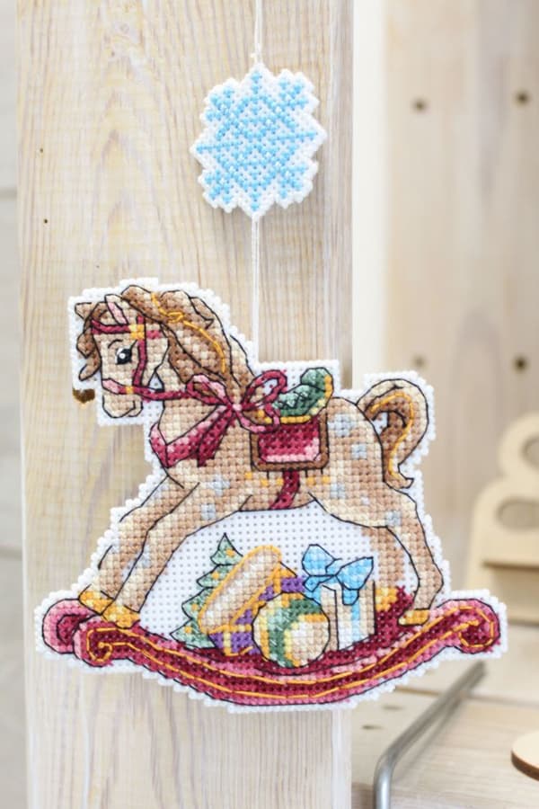 Broderisett Plastic Canvas MP Studia "Hest" 11x11 cm