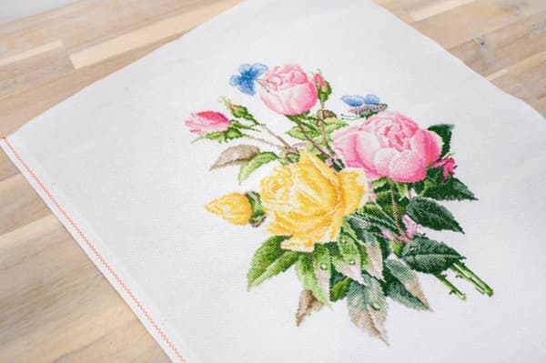 Broderisett Luca-S BU4003 - "Gule roser og Bengalroser" 25x30 cm