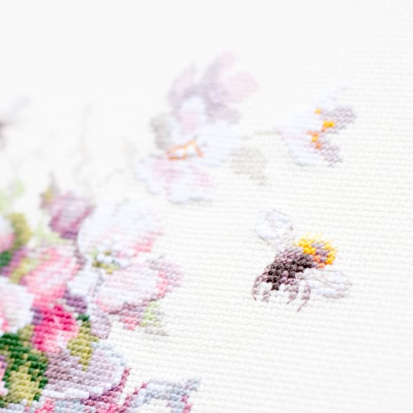 Broderisett Magic Needle "Kopp og epleblomst" 21x21 cm