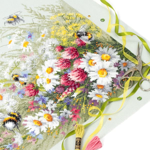 Broderikit Magic Needle "Prästkragar och klöver" 40x30 cm