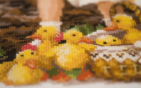 Broderikit Riolis "Flicka med ank­ungar" 30x30 cm