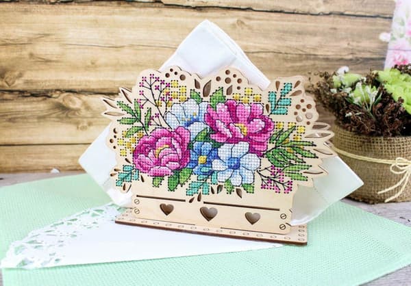 Træbroderi MP Studia "Servietholder - Blomsterarrangement" 12x17x5cm