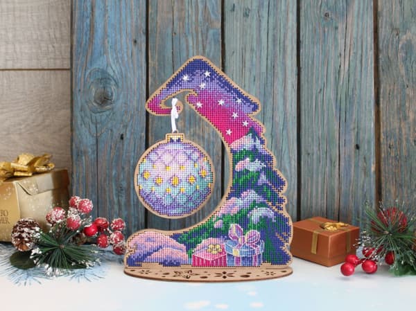Träbroderi MP Studia "Vinter­skönhet. Ställ med julkula" 17x21x7 cm