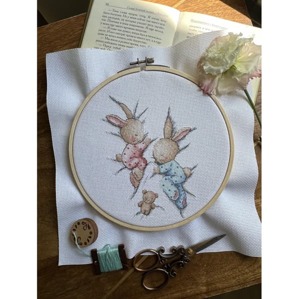 Broderikit Andriana "Sovende kaniner" 12x16.5 cm