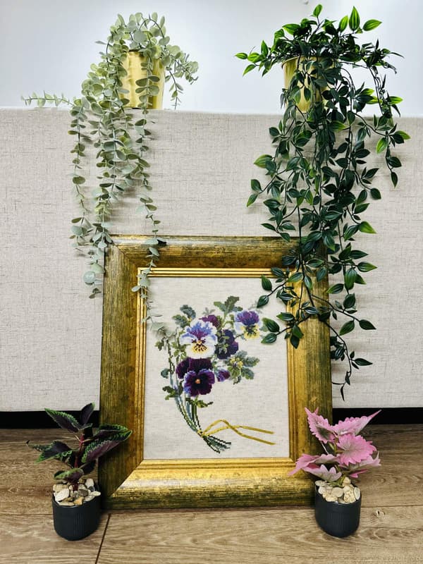 Broderikit Riolis "Buket med stedmoderblomster" 24x30 cm