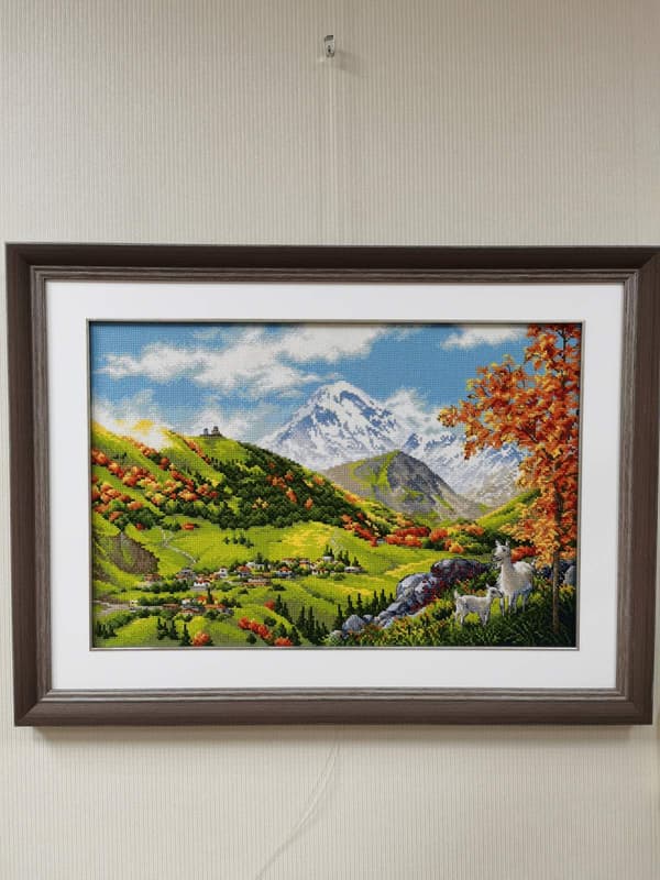 Broderikit Riolis "Bergsby" 60x40 cm