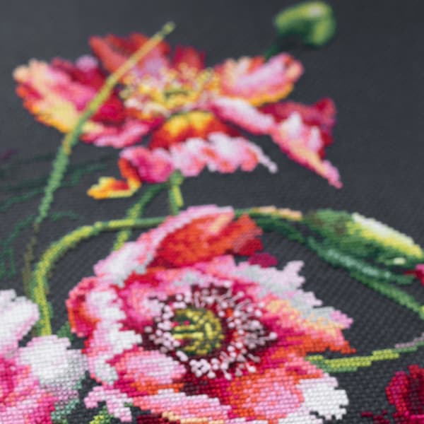 Broderikit Magic Needle "Vallmoens mysterium" 40x30 cm