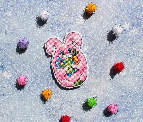 Broderikit Plastik Canvas MP Studia "Gulerodsoverraskelse" 6x8 cm
