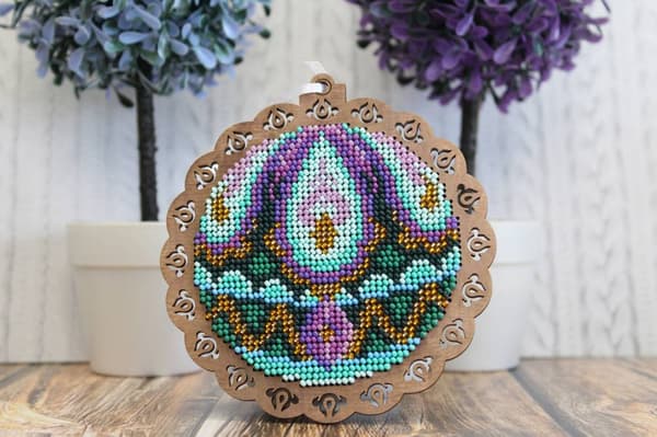 Broderikit med perler MP Studia "Påfuglsjarm" 12x12 cm