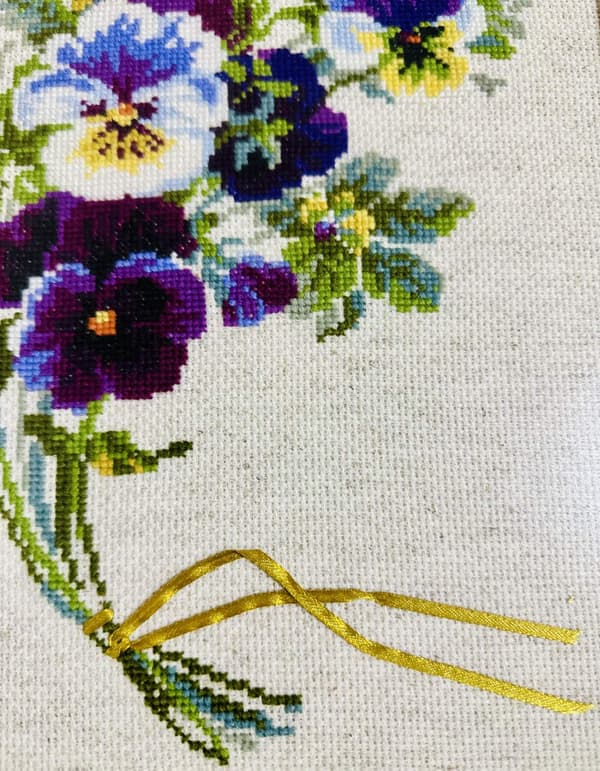 Broderikit Riolis "Buket med stedmoderblomster" 24x30 cm