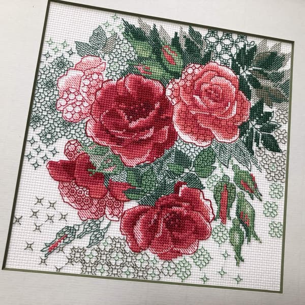Broderikit Riolis "Rød hyben" 20x20 cm