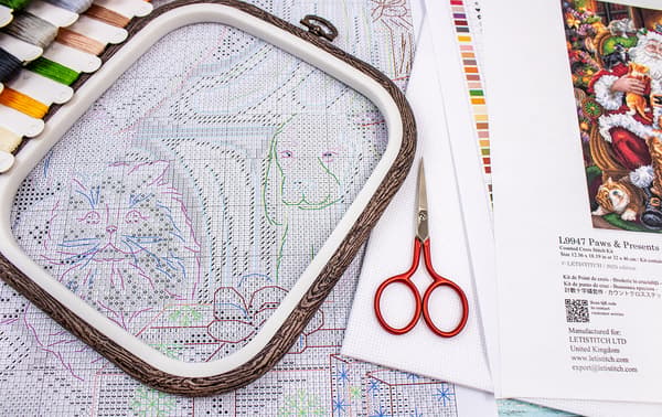 Broderisett LetiStitch L9947 - "Tasser & presenterer" 32x46 cm