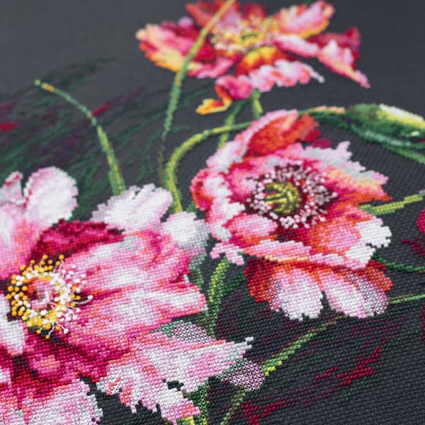 Broderikit Magic Needle "Vallmoens mysterium" 40x30 cm