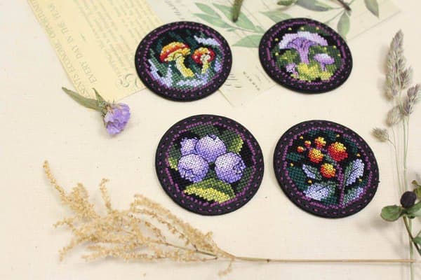 Broderikit MP Studia "Skovhistorier. Mærker. Magneter" 6x6 cm