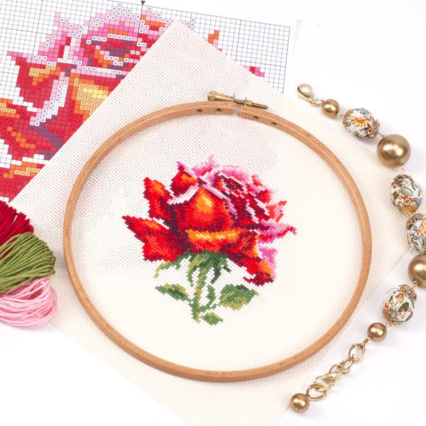 Broderikit Magic Needle "Rød rose" 11x11 cm
