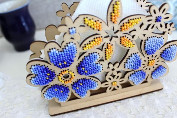 Perlebroderi MP Studia "Servietholder - Blomstereng" 15x11 cm