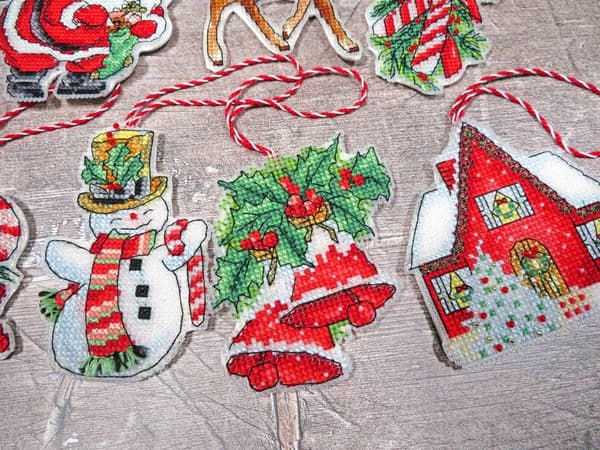 Broderikit LetiStitch LETI966 - "Julelegetøj-kit" 9x10 cm