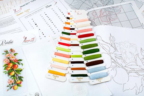 Broderisett Luca-S B211 - "Komposisjon med eple" 17x38 cm