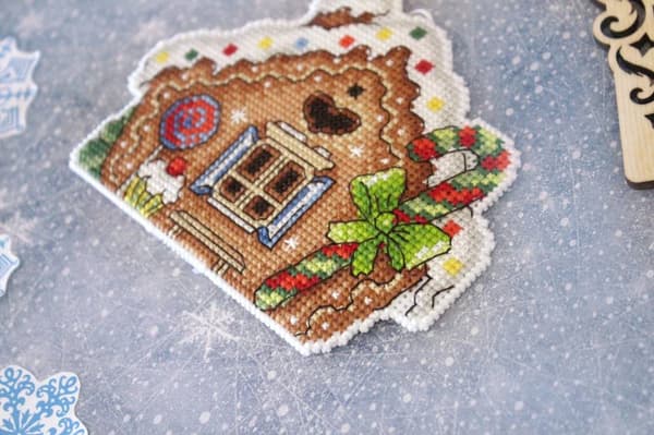 Broderisett Plastic Canvas MP Studia "Pepperkakehus" 12x9 cm