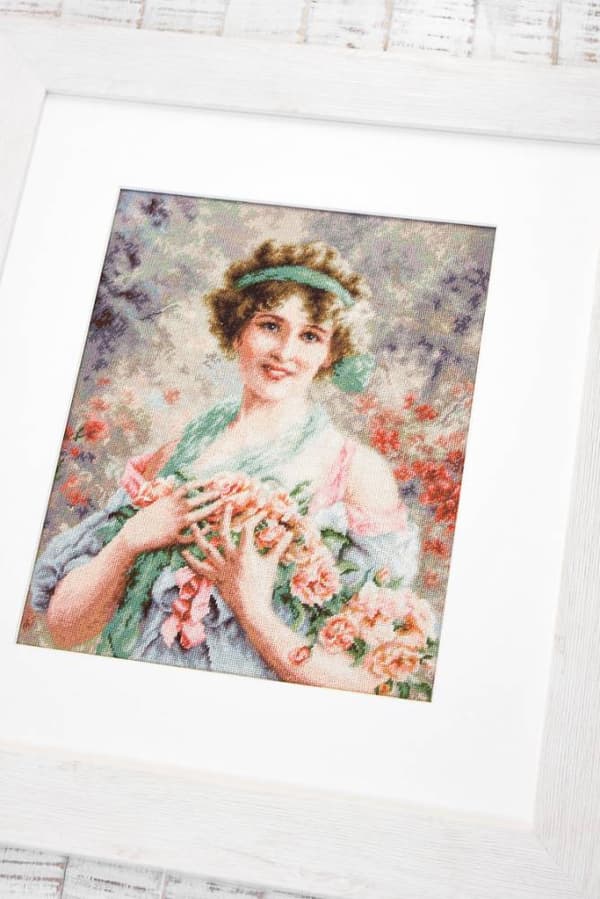 Broderisett Luca-S B553 - "Jenta med roser" 28.5x35.5 cm
