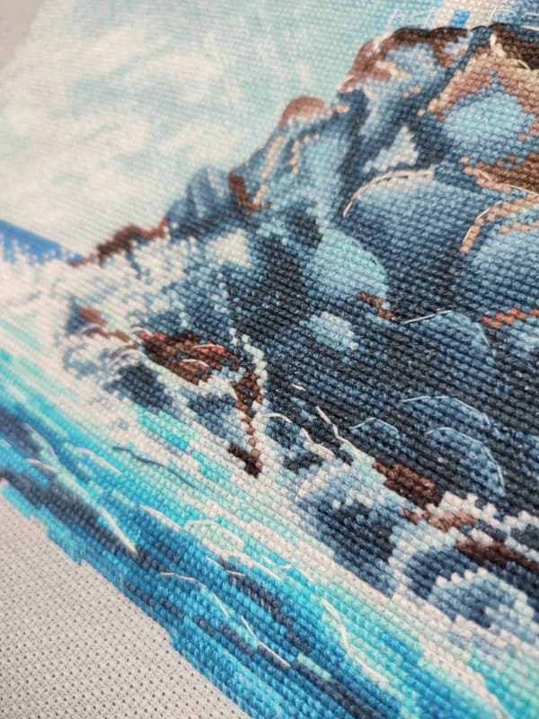 Broderikit Oven "Ild på klippen" 23x27 cm