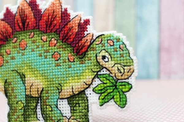 Broderikit plastic canvas MP Studia "Dinosaurie" 13x9 cm