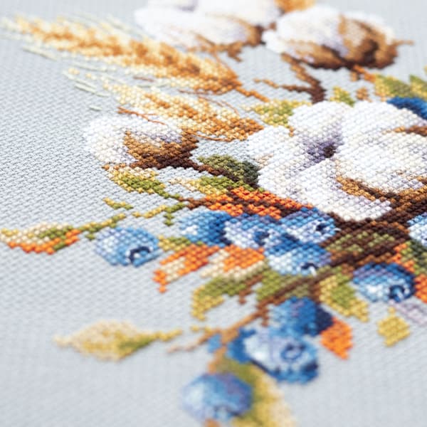 Broderikit Magic Needle "Blommande bomull och blåbär" 18x23 cm