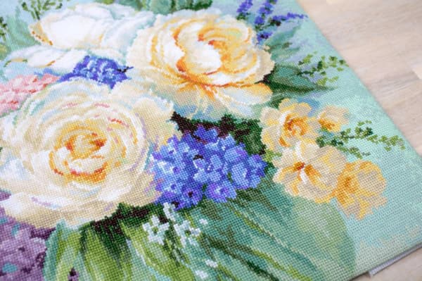 Broderisett Luca-S B2370 - "Blomsterbukett" 32x33.5 cm