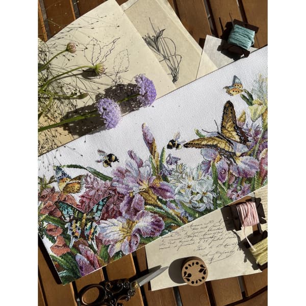 Broderisett Andriana "Iris i blomst" 44x16 cm