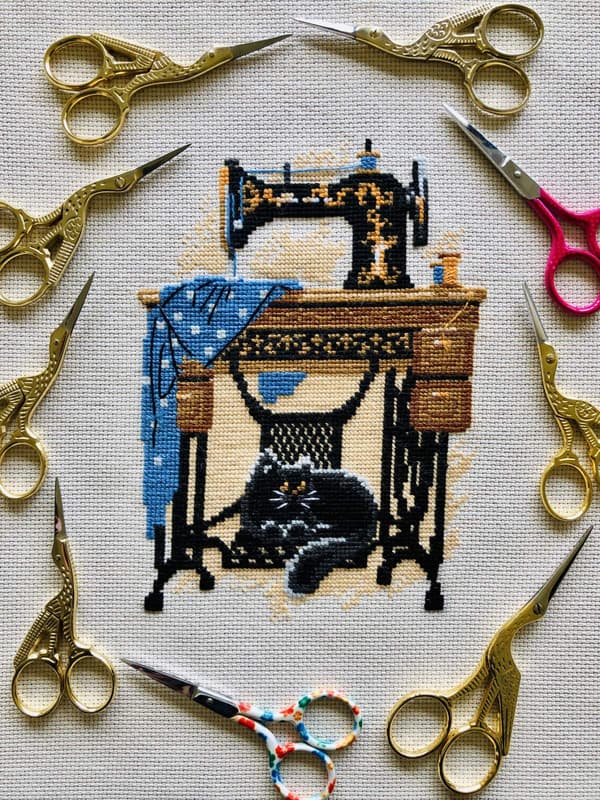 Broderikit Riolis "Kat med symaskine" 18x24 cm