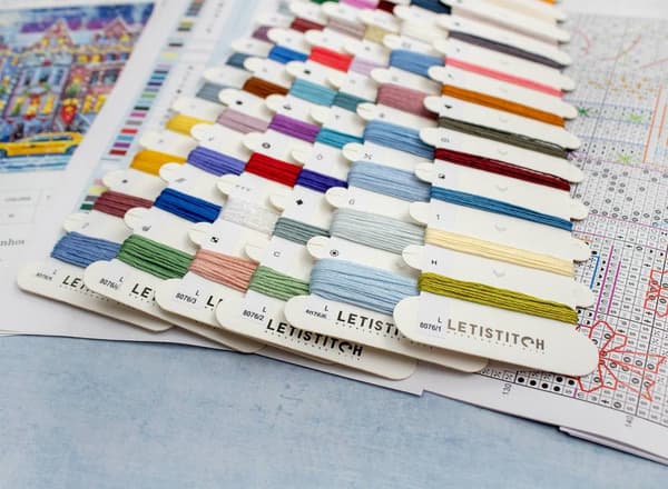 Broderikit LetiStitch L8076 - "Vinterbyhus" 21x30 cm