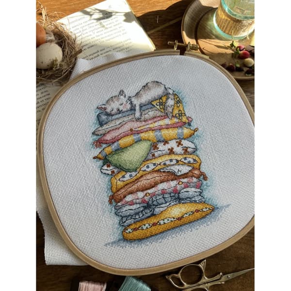 Broderikit Andriana "Sovende kat" 13.5x16 cm