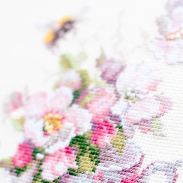 Broderisett Magic Needle "Kopp og epleblomst" 21x21 cm